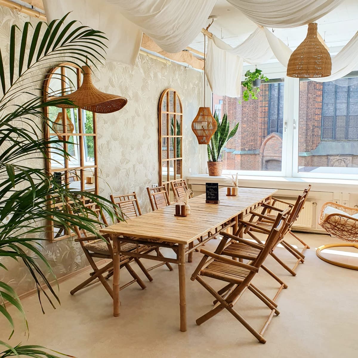 JIJI'S Restaurant Interior – Tropische Atmosphäre in Hannover